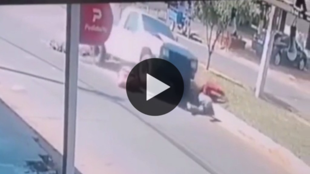 Video: dos obreros reparaban una calle y una camioneta los pasó por&nbsp;arriba