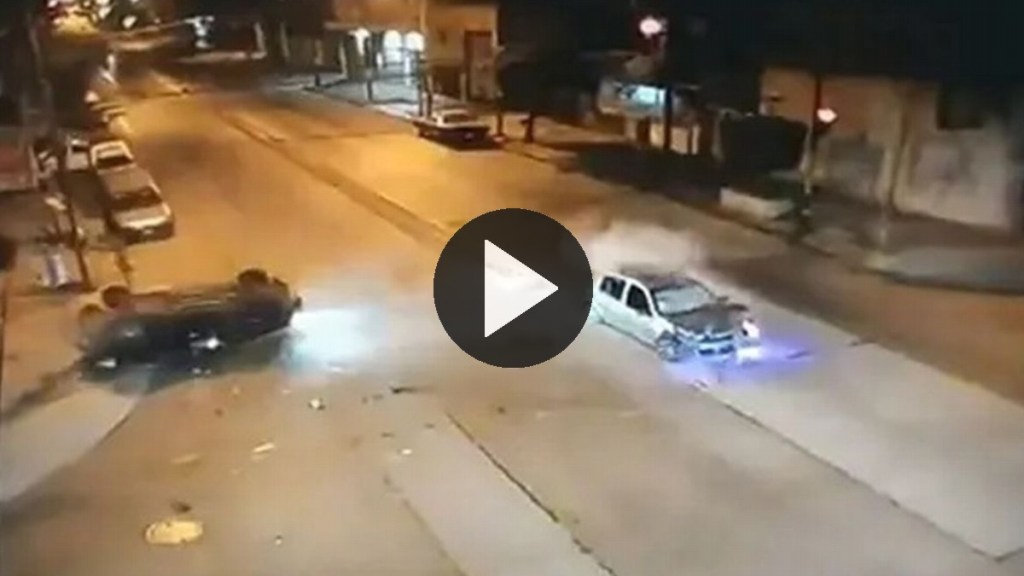 Video: cruzó semáforo en rojo a más de 100km/h, chocó y mató a una&nbsp;adolescente