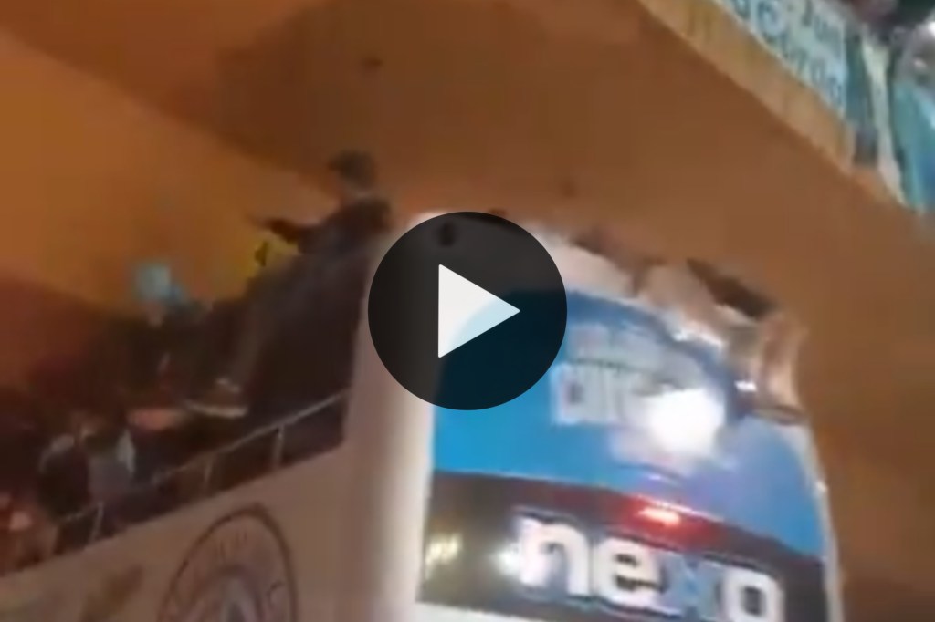 Pudo ser una tragedia: micro con jugadores de Belgrano en el techo pasó «raspando» abajo de un&nbsp;puente