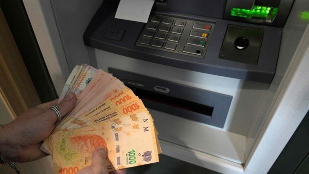 Refuerzo de $20.000 en octubre: quienes lo cobran y dónde hay que&nbsp;inscribirse