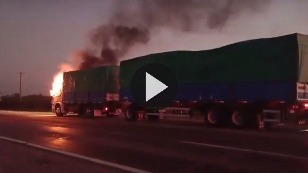Video: un camión se prendió fuego y se consumió en&nbsp;minutos