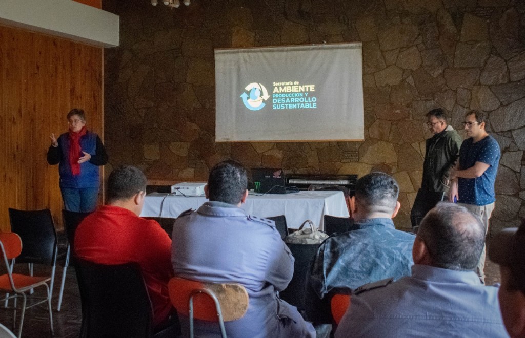 Charla sobre gestión de residuos para internos y personal de la U6 