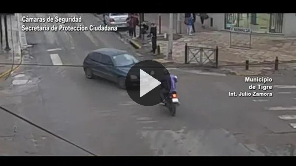 Video: conductor de una moto voló por los aires al chocar de frente con un&nbsp;auto