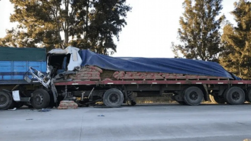 Un muerto y dos heridos al chocar dos camiones en la ruta&nbsp;3