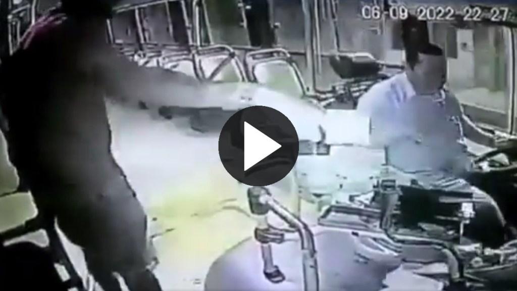 Video: un hombre subió a un colectivo, lo roció con nafta y lo prendió fuego en pleno&nbsp;viaje