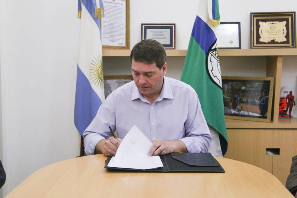 Biss encabezó la firma del convenio para la Banda Infanto Juvenil de&nbsp;Rawson