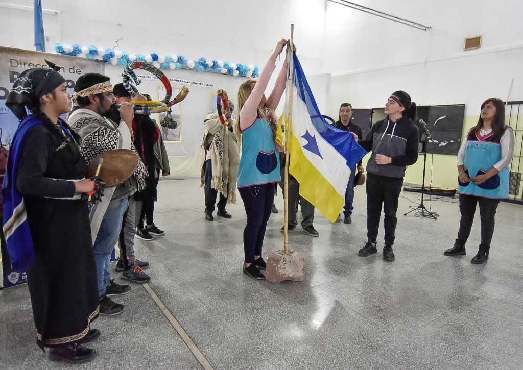 La Escuela Nº 173 recibió bandera de ceremonia Mapuche-Tehuelche
