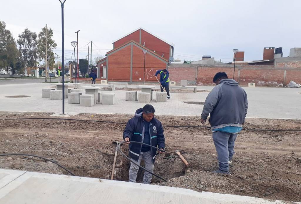 Se instaló nuevo sistema de riego en la plaza&nbsp;Brown