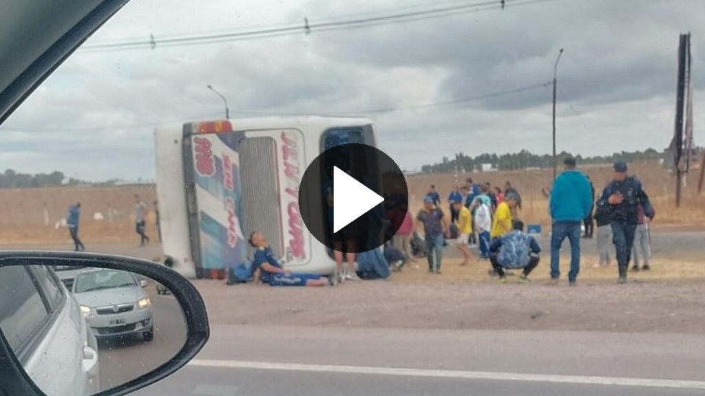 Video: un muerto y varios heridos al volcar un micro de hinchas de Boca en la ruta&nbsp;7