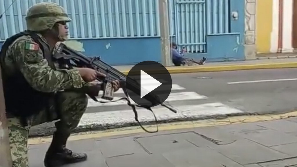 Video: una brutal balacera entre narcos y la Policía desató el terror en&nbsp;México