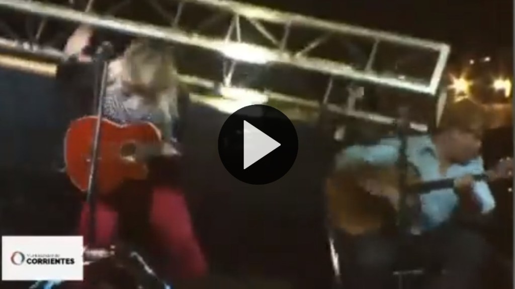 Video: se le cayó una pantalla encima mientras cantaba en un show de&nbsp;chamamé