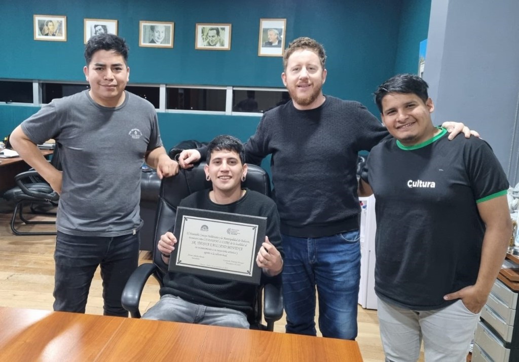 Bowen entregó la placa de Ciudadano Ilustre de Dolavon a&nbsp;Yhosva