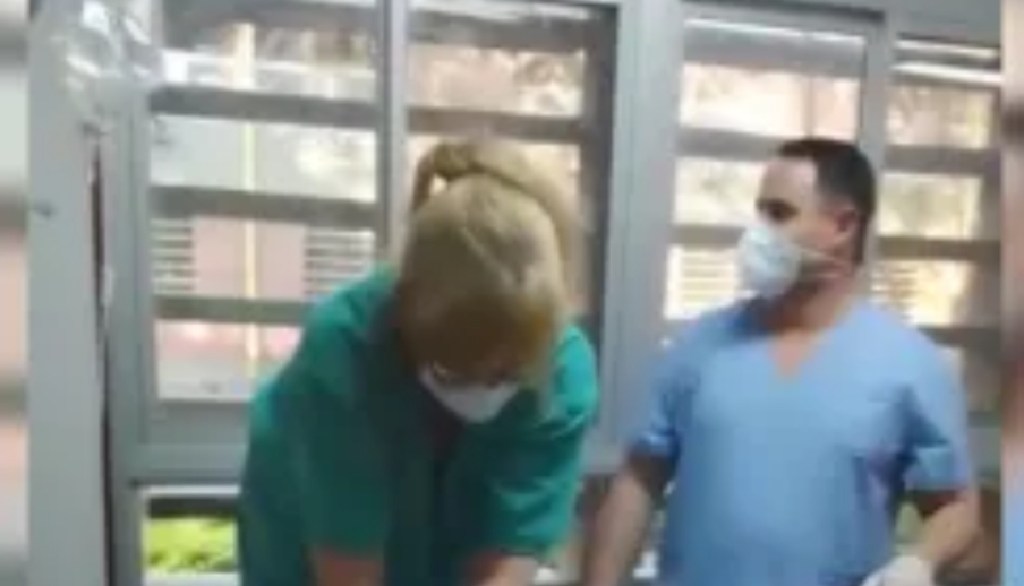 Separan del cargo a médicos y enfermeros que reían mientras hacían RCP a un paciente&nbsp;grave