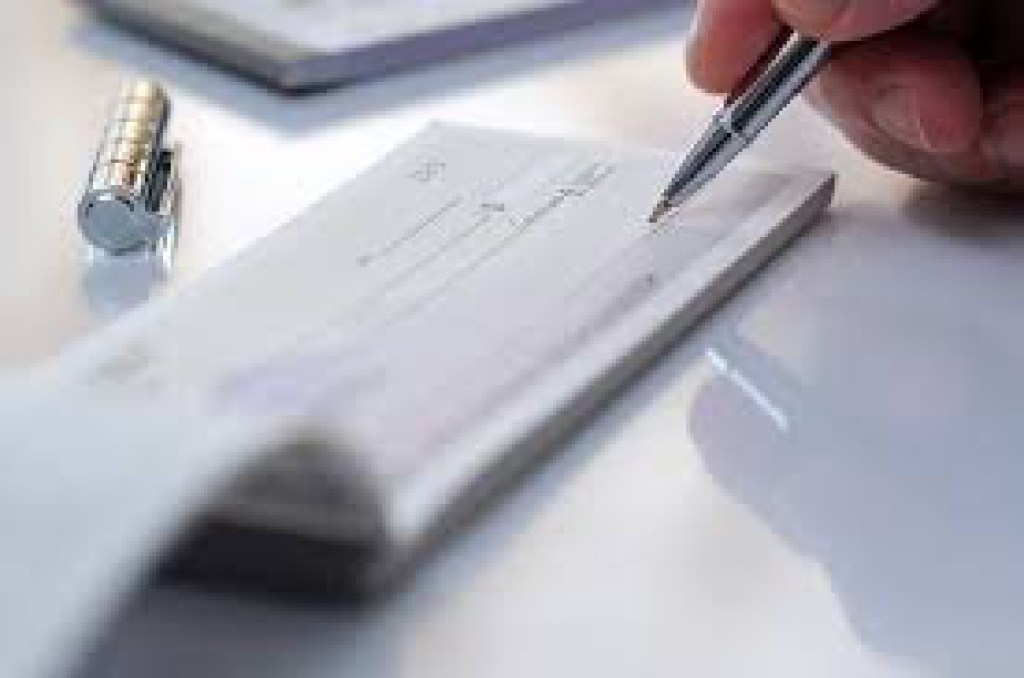 Tres exintendentes acusados de librar cheques sin&nbsp;fondos