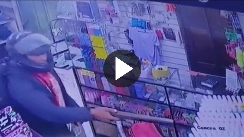 Video: dos ladrones entraron a robar a un negocio y le apuntaron con un arma a una mamá y su&nbsp;bebé