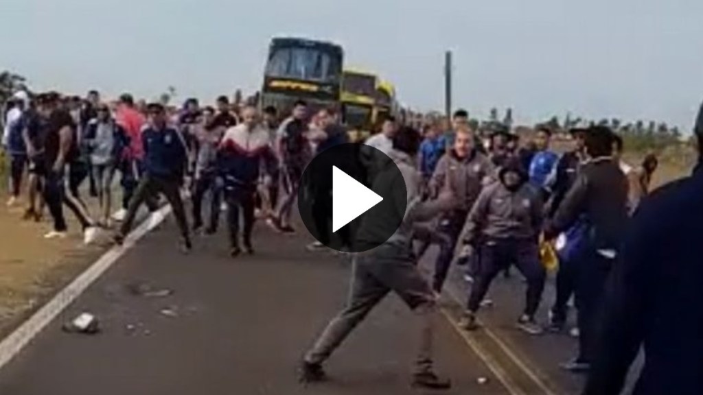 Video: batalla campal entre barras de Talleres de Córdoba y manifestantes por un corte de&nbsp;ruta