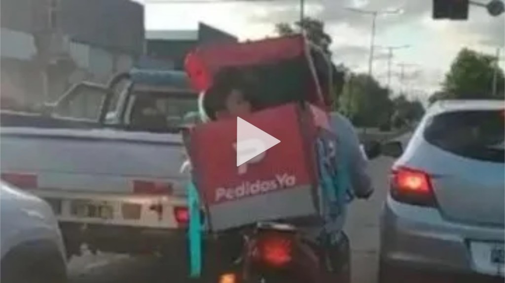 Tremendo: filmaron a un delivery llevando a un nene en la mochila de la&nbsp;moto