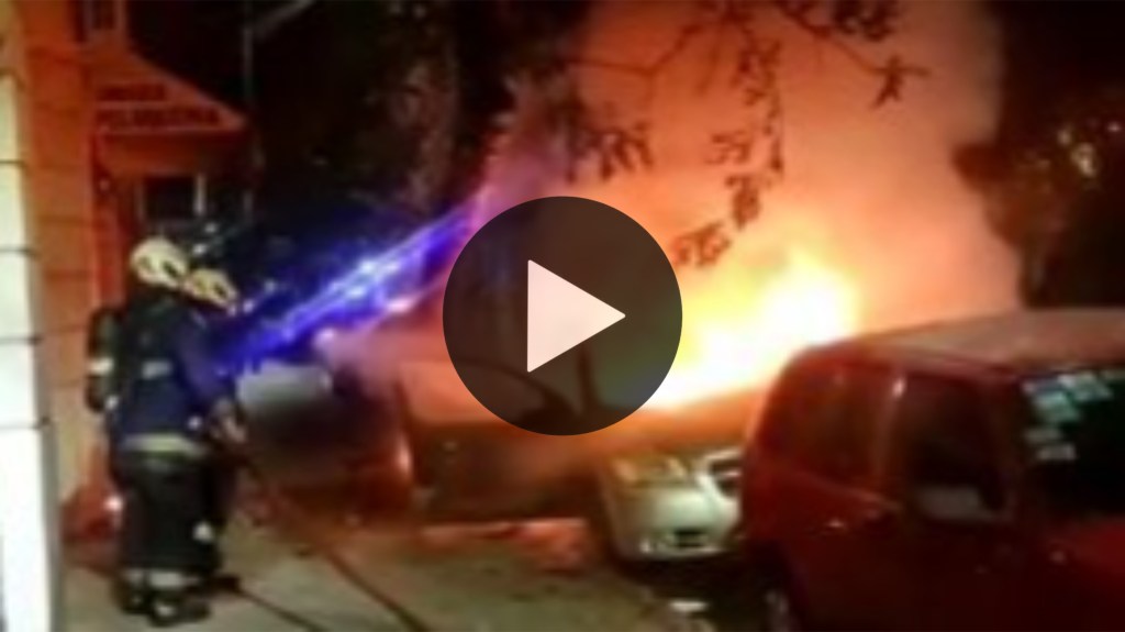 Video: borracho prendió fuego el auto de la madre con una persona&nbsp;adentro