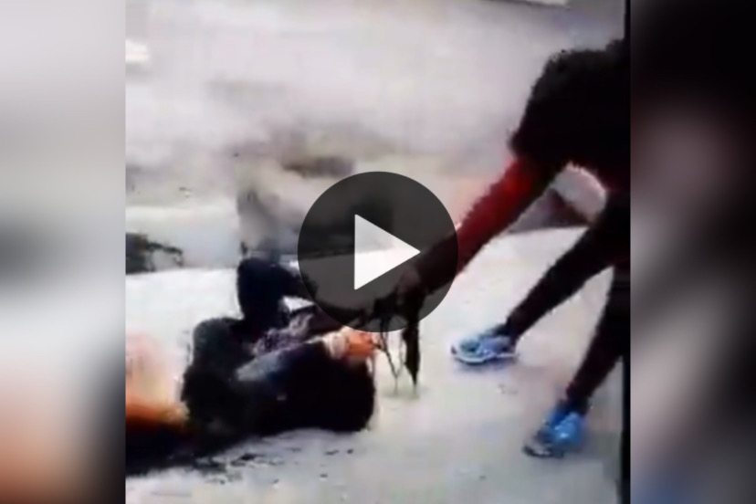 Video: una alumna le dio una brutal paliza a una compañera mientras familiares la alentaban a “patearle la&nbsp;boca”