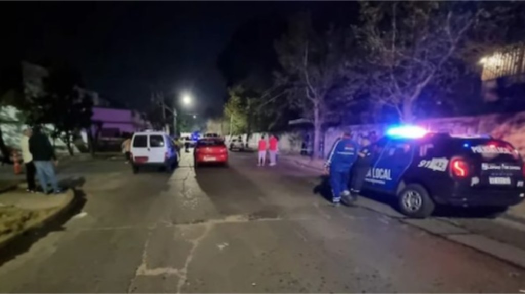 Una pareja escapaba de motochorros, chocó contra un camión y la mujer&nbsp;murió