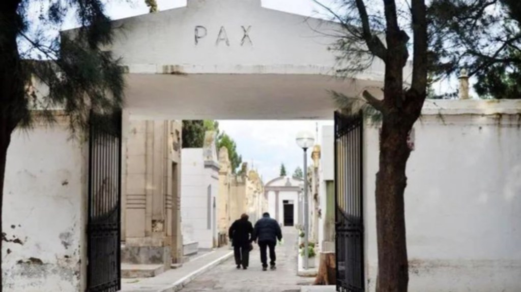 Macabro: entraron a un cementerio, sacaron un cuerpo de un cajón y lo sentaron sobre un&nbsp;banco