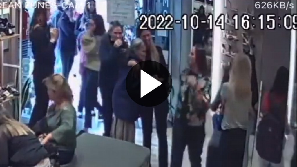 Video: una abuelita fue a comprarse zapatillas, no pudo pagarlas y el dueño del comercio se las&nbsp;regaló