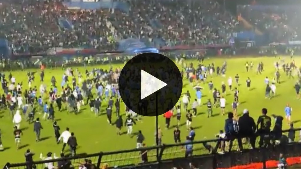 Video: al menos 174 muertos en un partido de fútbol de Indonesia durante una&nbsp;estampida