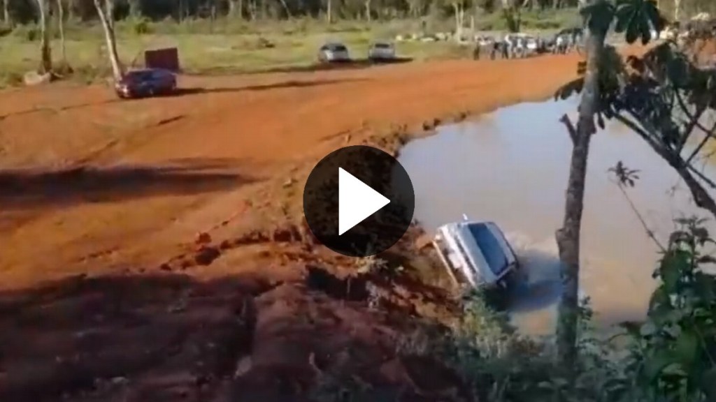 Video:  una camioneta cayó a un río y un hombre murió ahogado durante una carrera de&nbsp;Rally