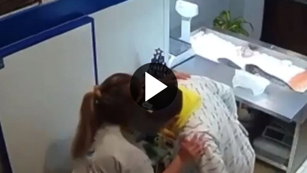 Video: asaltó una pescadería y le pidió un beso a la&nbsp;empleada