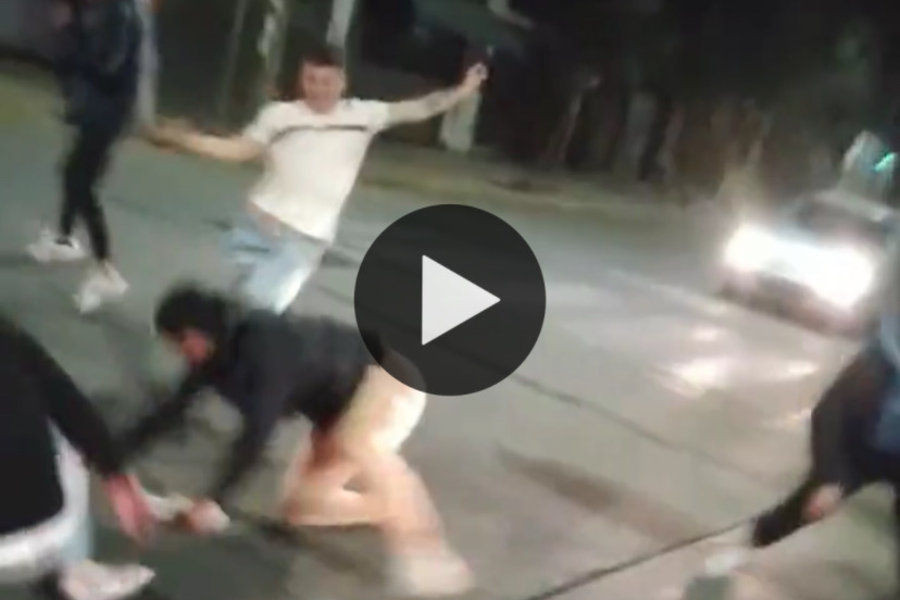 Video: violento enfrentamiento de jóvenes a la salida de un&nbsp;boliche