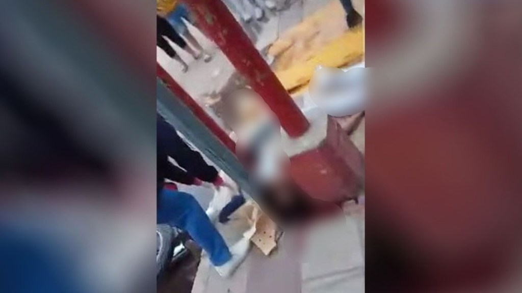 Iban en una moto, los chocó un auto y están graves al golpearse contra dos&nbsp;columnas