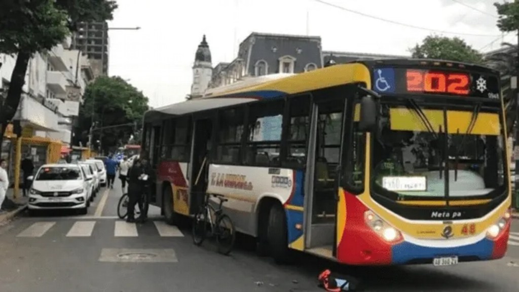 Iba en bici, esquivó la puerta de un taxi que se abrió de repente, pero murió atropado por un&nbsp;colectivo