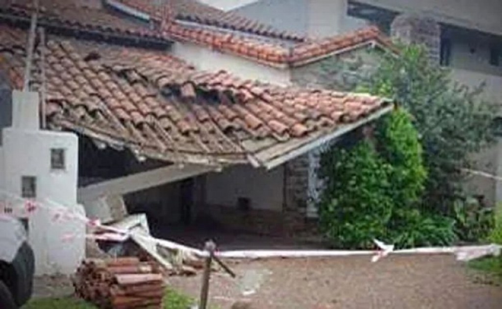 Quiso escapar de unos delincuentes, estrelló su camioneta contra una casa y la&nbsp;derrumbó