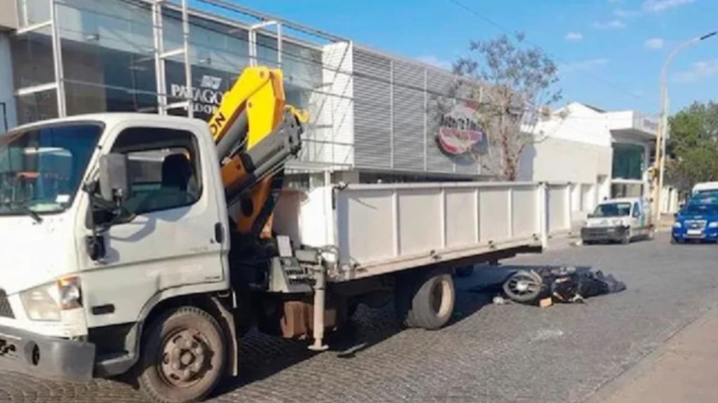 Tragedia: una moto chocó contra un camión estacionado y murió un nene de 3 años 