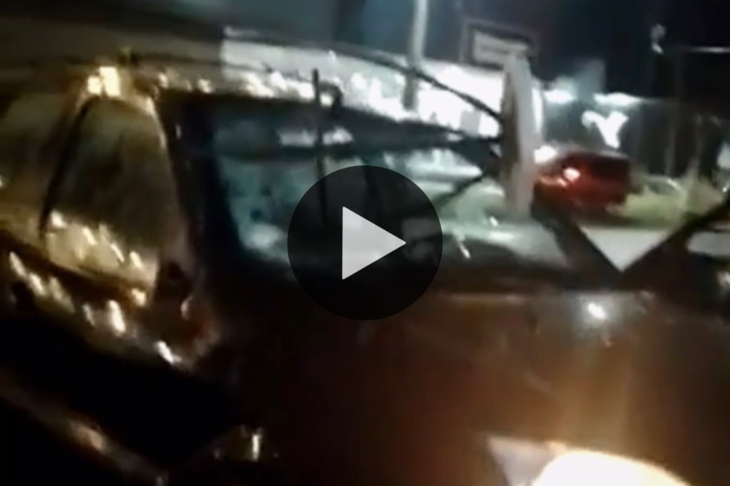 Video: lo echaron del boliche por borracho y estrelló su camioneta contra la puerta del&nbsp;local