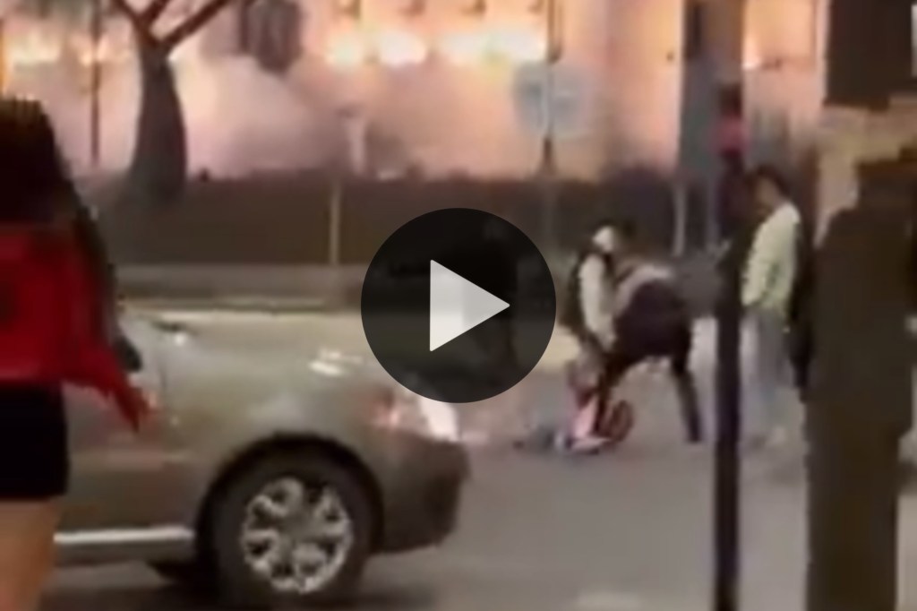 Video: una patota atacó a patadas y arrastró por la calle a un chico a la salida de un&nbsp;bar