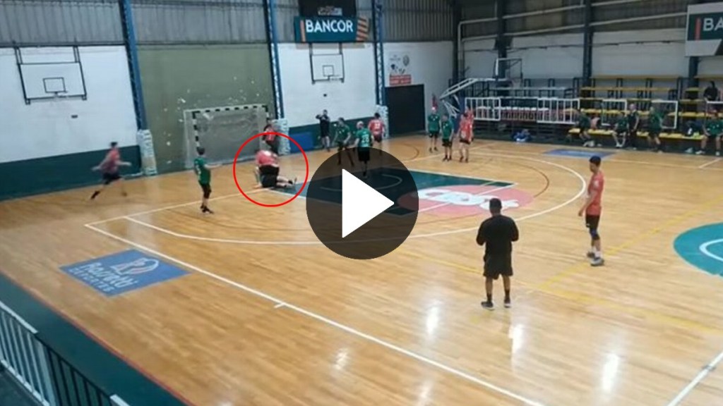 Video: un jugador desfiguró a golpes a otro durante un partido de&nbsp;handball