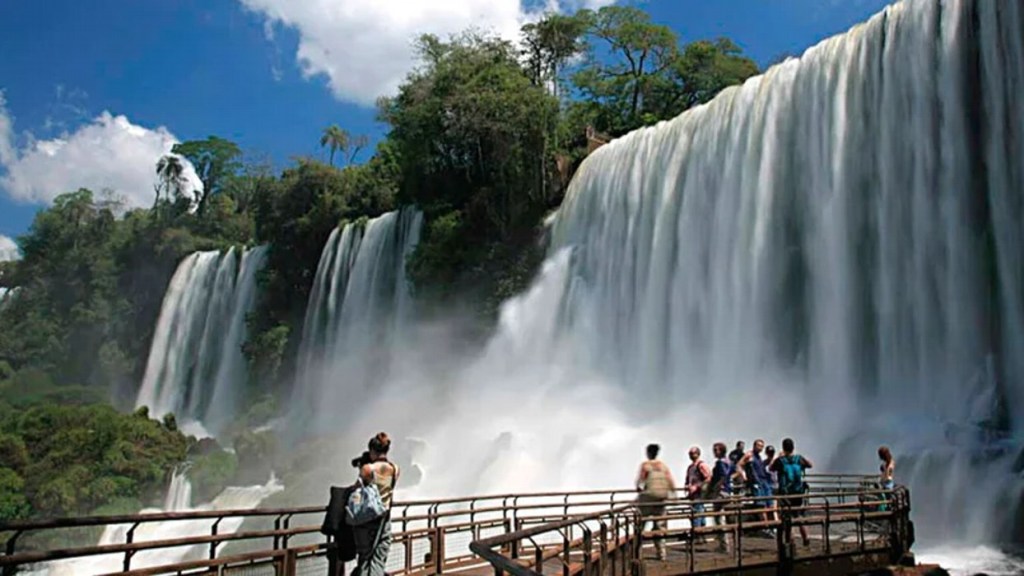 Un hombre quiso sacarse una selfie arriba de unas barandas en las Cataratas del Iguazú y cayó al&nbsp;agua