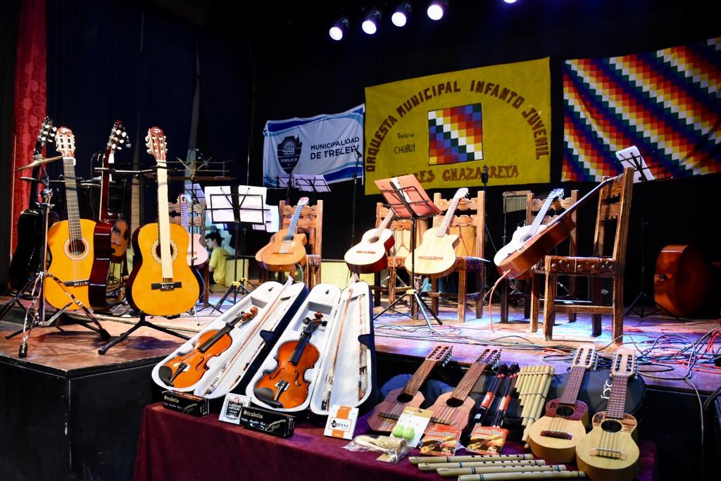 Entrega de instrumentos a la Orquesta Municipal Andrés Chazarreta 