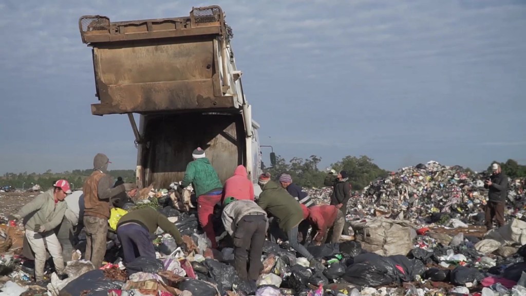 Un indigente, que dormía en un basural, murió aplastado por una máquina&nbsp;recicladora