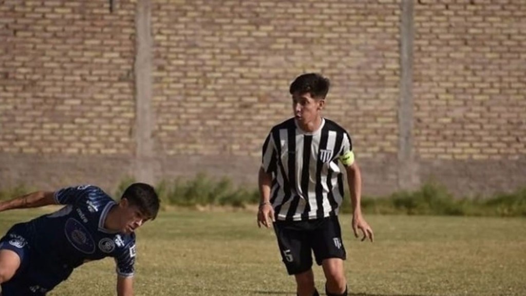 Un juvenil se electrocutó en una cancha mientras jugaba al fútbol y está al borde de la&nbsp;muerte