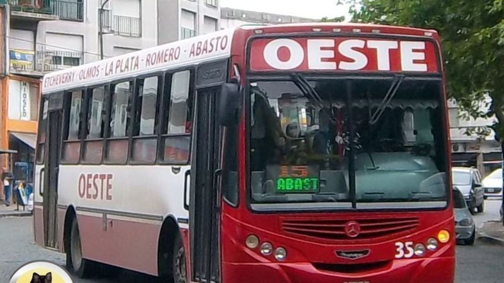 Manoseó a una nena dentro de un colectivo, los pasajeros se dieron cuenta y le dieron una paliza, pero se&nbsp;escapó