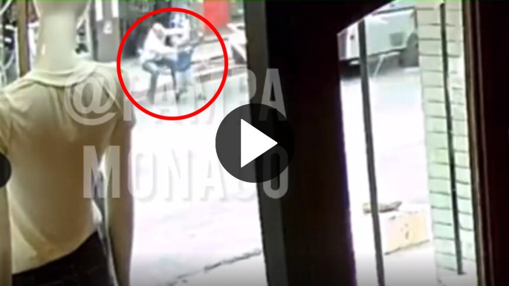 Video: un nene se soltó de la mano de su papá y lo atropelló un&nbsp;colectivo