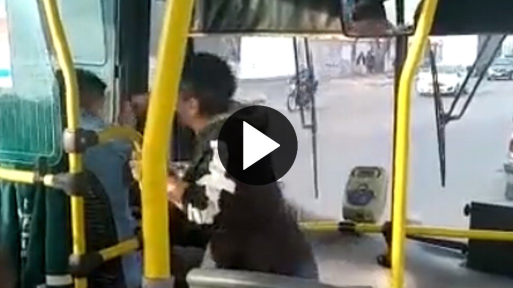 Tras una discutir por una mala maniobra, una mujer subió al colectivo y le dio una paliza al&nbsp;chofer