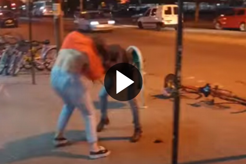 Video: dos mujeres se agarraron a golpes en una verdulería por un lugar en la&nbsp;fila