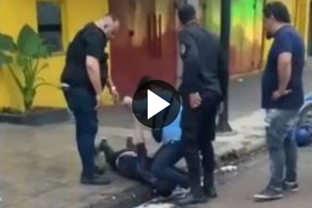 Video: tres policías le aplastaron la cabeza a un chico contra el cordón de la vereda a la salida de un&nbsp;boliche