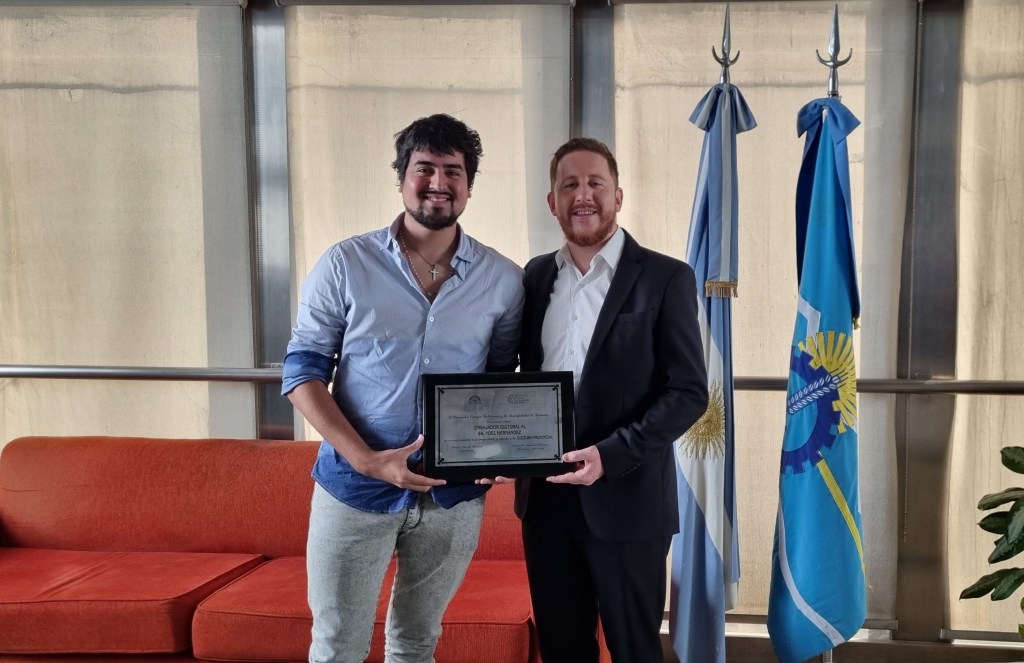 Yoel Hernández fue reconocido como Embajador Cultural de&nbsp;Dolavon