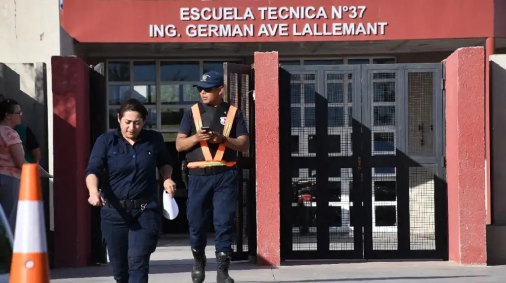 Pánico en una escuela: entró a los tiros y baleó a una profesora que había sido su&nbsp;pareja
