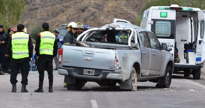 Una chica murió y 15 compañeros resultaron gravemente heridos al volcar una camioneta durante un viaje de&nbsp;estudios