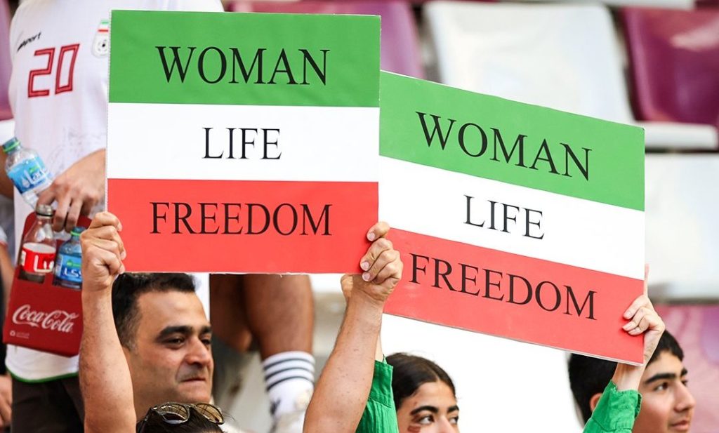 La hinchada de Irán reclamó contra la violencia hacia las mujeres en ese&nbsp;país